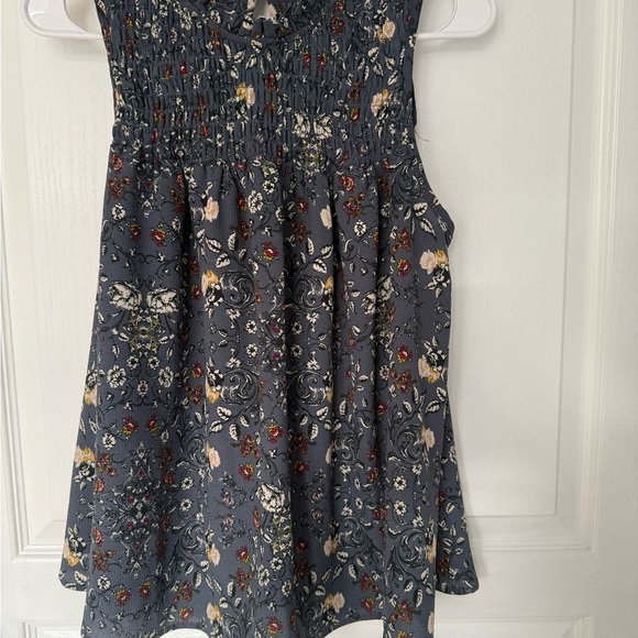 Elegant Floral Sleeveless Blouse - Black - Picture 3 of 8